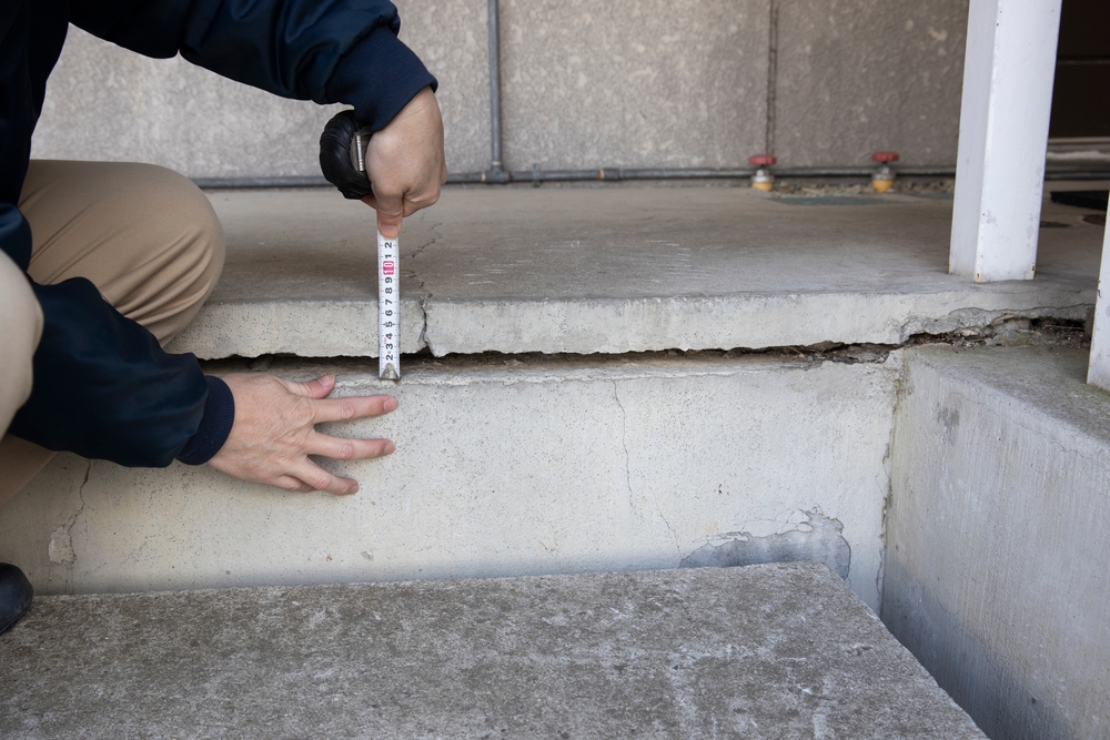 Cracks,in,the,foundation,of,the,building