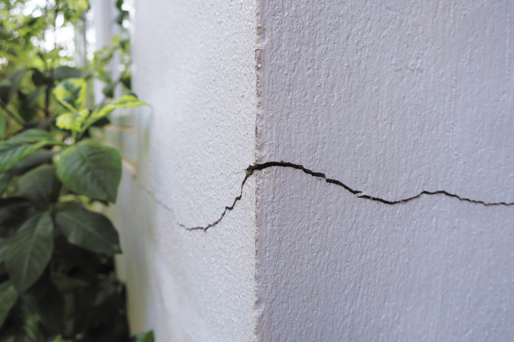 Crack,concrete,building,broken,wall,at,the,outside,cement,corner