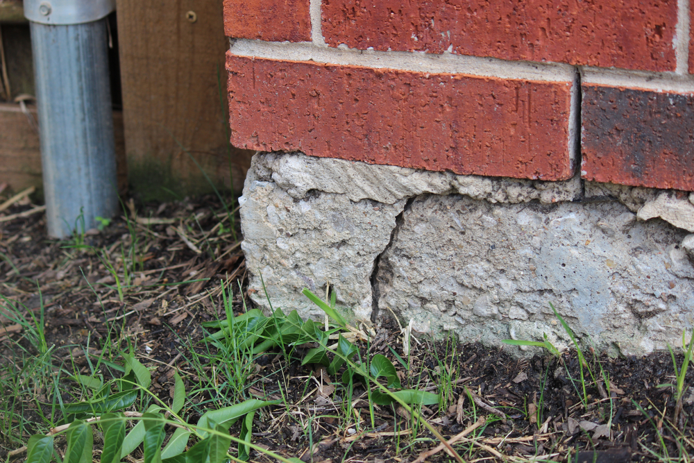 Crack,near,corner,of,foundation,,foundation,issues,on,a,residential
